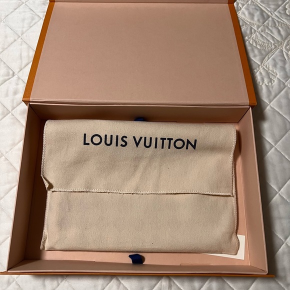 LOUIS VUITTON CITY POUCH WITH WRISTLET - Picture 11 of 16